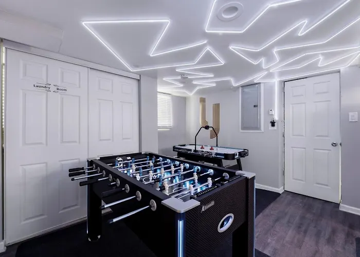 Arcade • Theater • Gym • Office • Sleeps 15 * Chicago