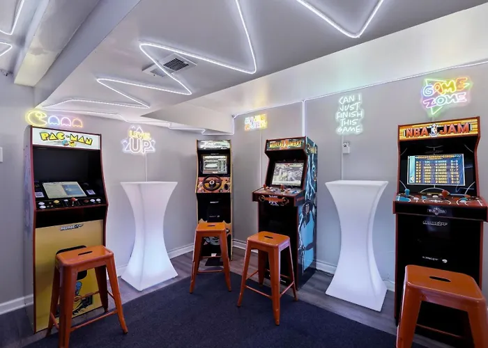 Arcade • Theater • Gym • Office • Sleeps 15 * Chicago