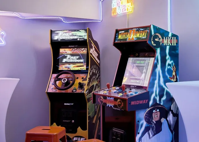 Arcade • Theater • Gym • Office • Sleeps 15 Chicago